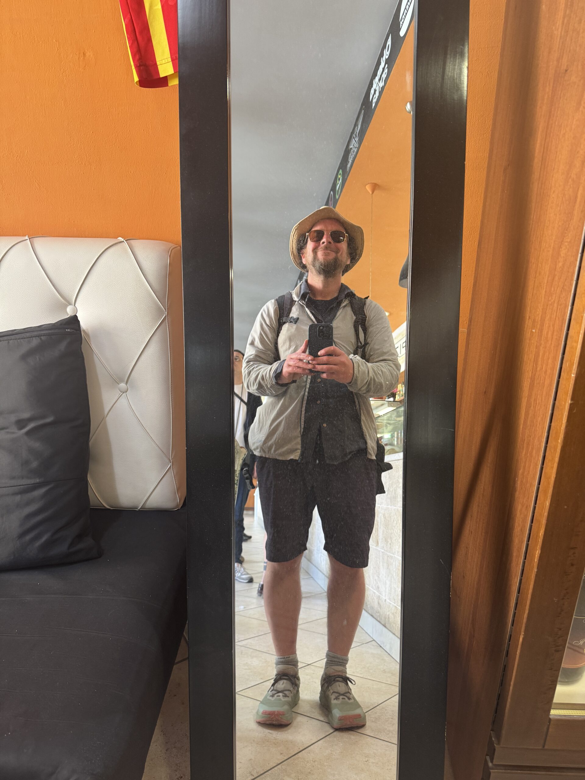Tag 12: Spiegel-Selfie im Pilger-Outfit