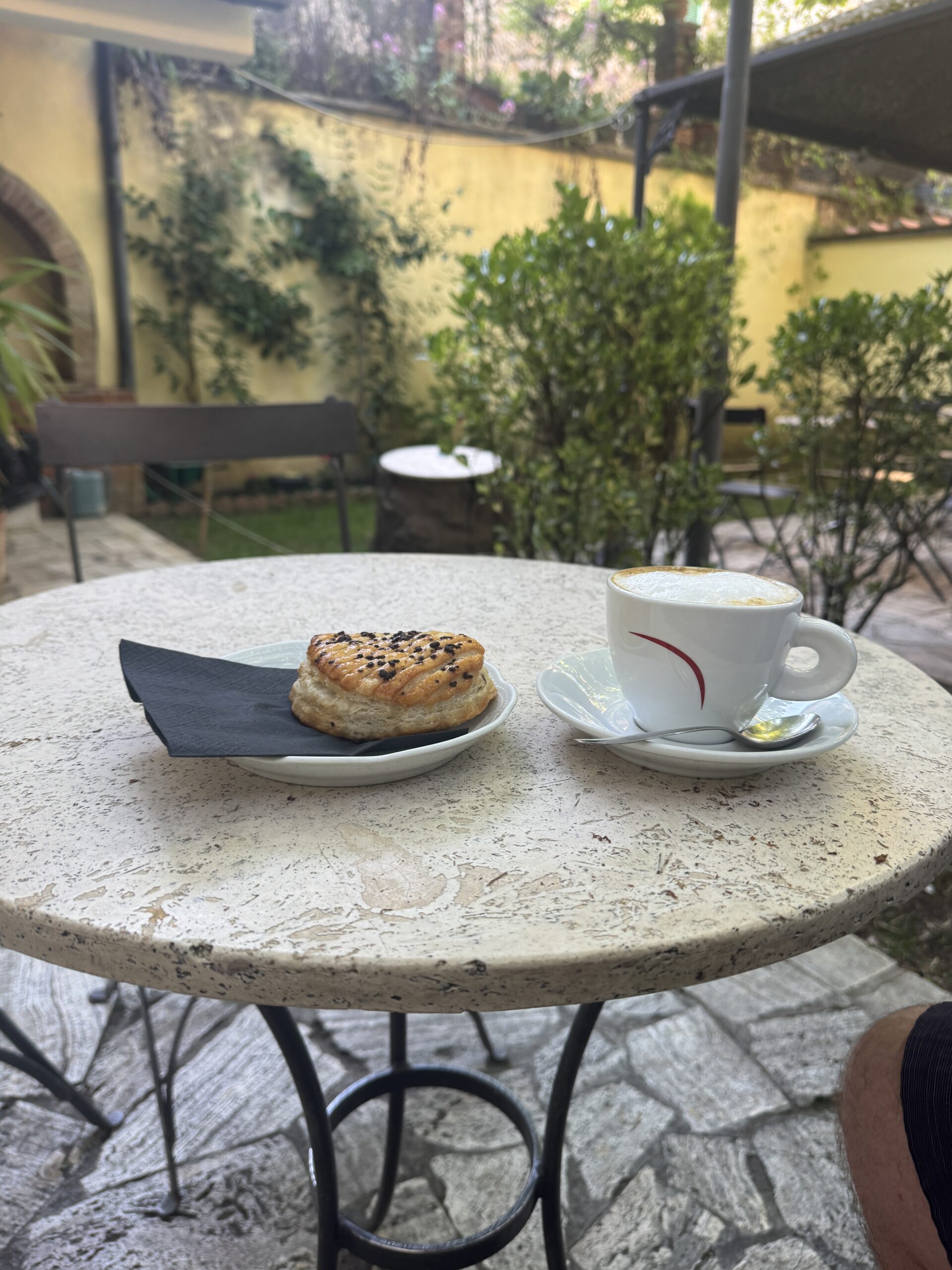 Morgenkaffee im italienischen Garten
