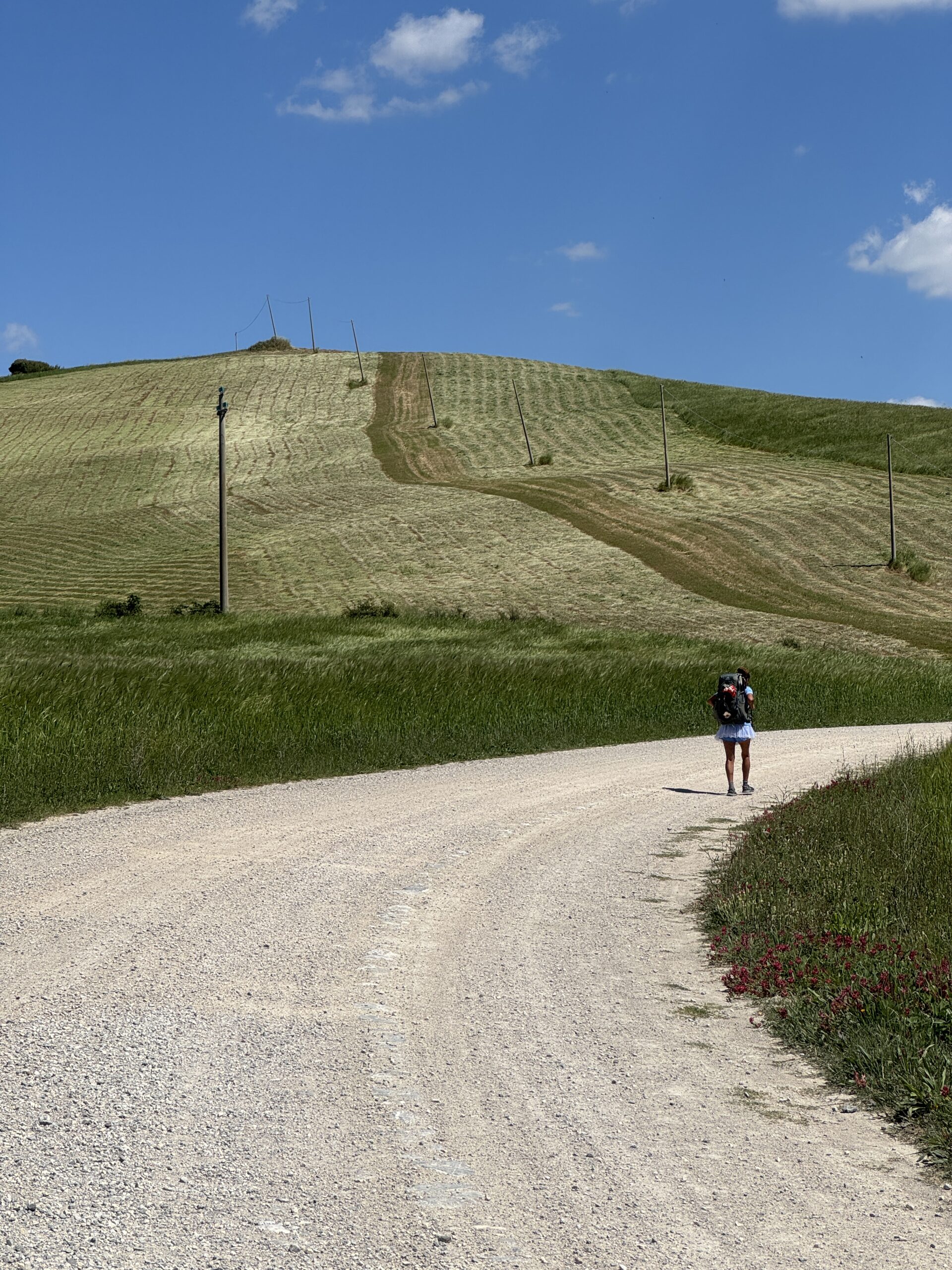 Pilgerin auf dem Weg durch die Toskana