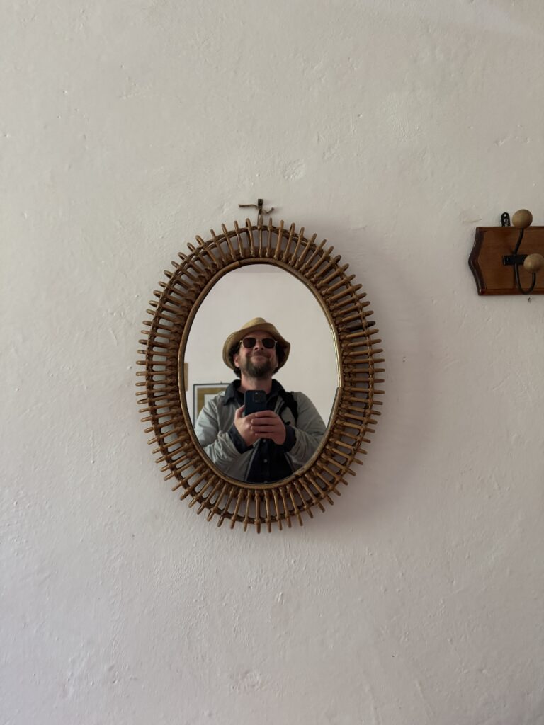 Pilger-Selfie im Rattan-Spiegel