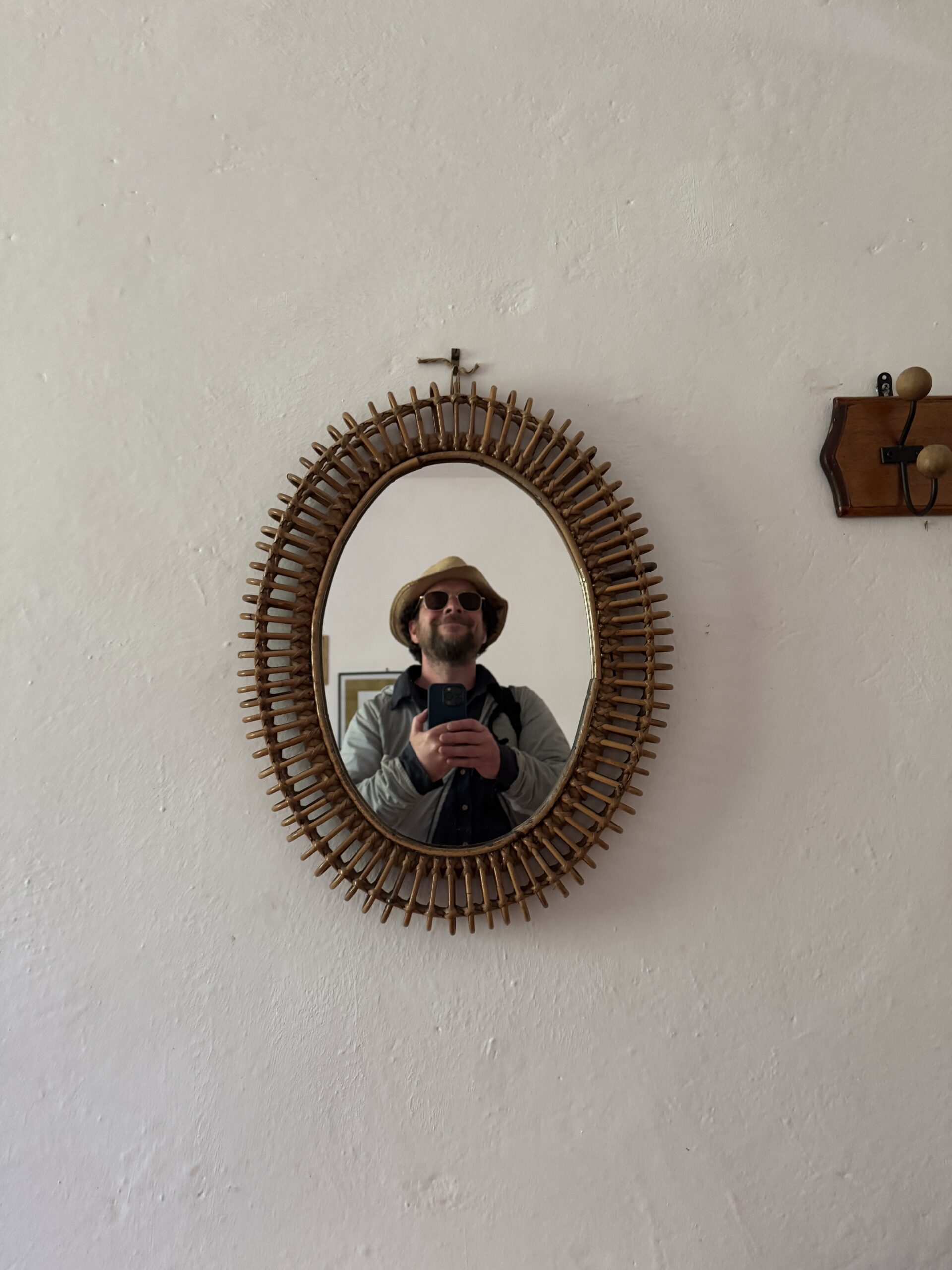 Pilger-Selfie im Rattan-Spiegel